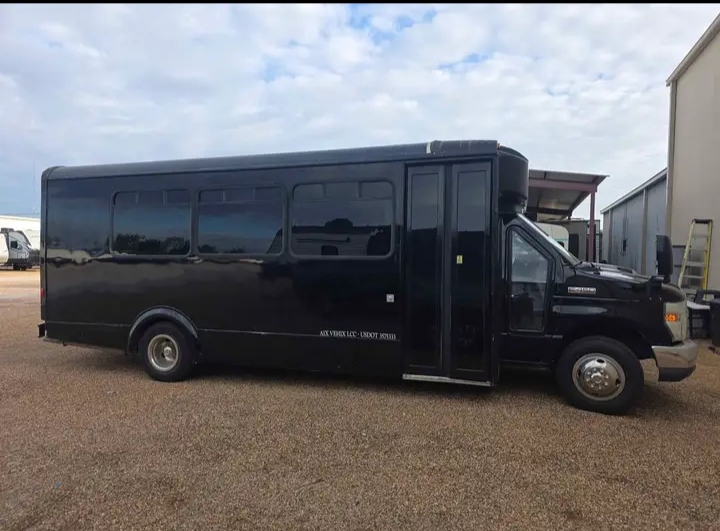 2013 Ford E-450 Limo Bus