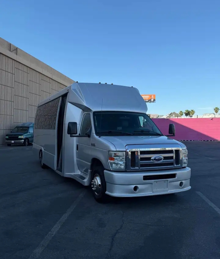 2013 Ford E-450 Shuttle Bus
