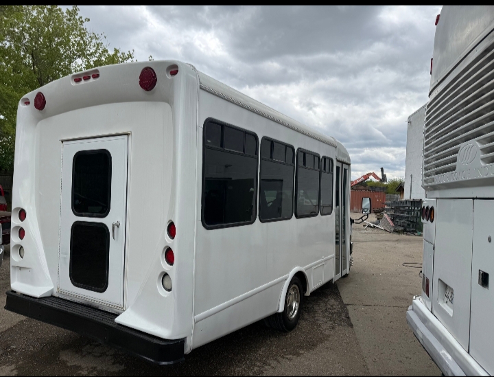2017 Ford E-350 Shuttle Bus