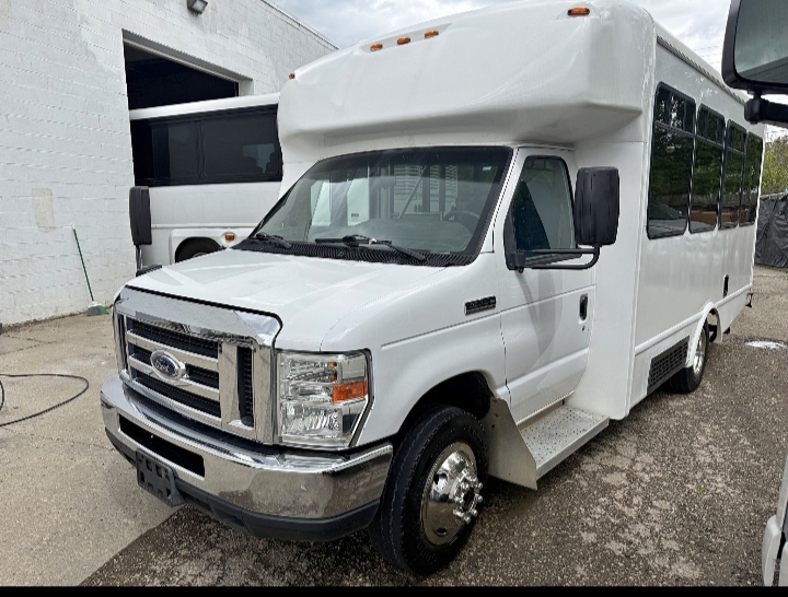 2017 Ford E-350 Shuttle Bus
