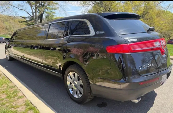2013 Lincoln MKT Limousine