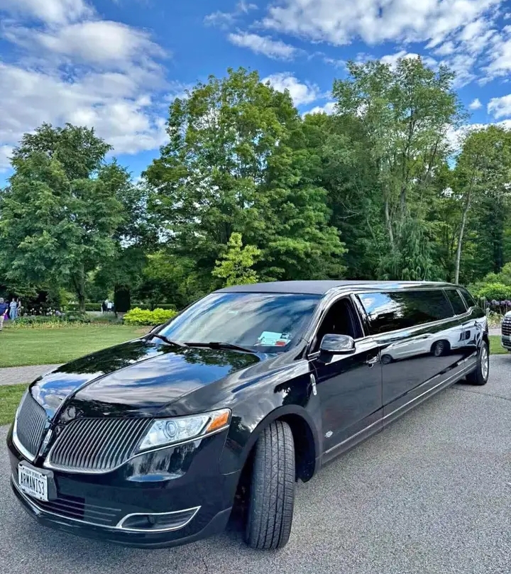 2013 Lincoln MKT Limousine