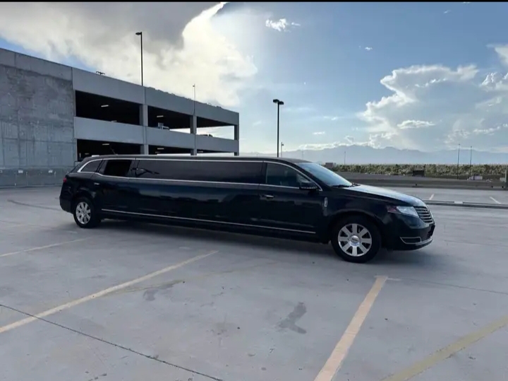 2018 Lincoln MKT Limousine
