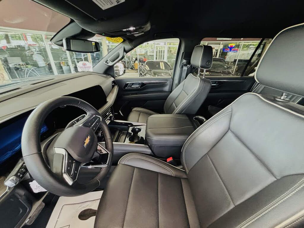 2025 Chevrolet Suburban Premier 4WD – Premium SUV