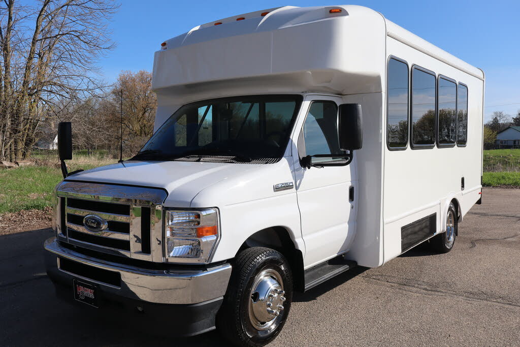 Reliable 2023 Ford E-450 Super Duty Shuttle Bus with V8 Power