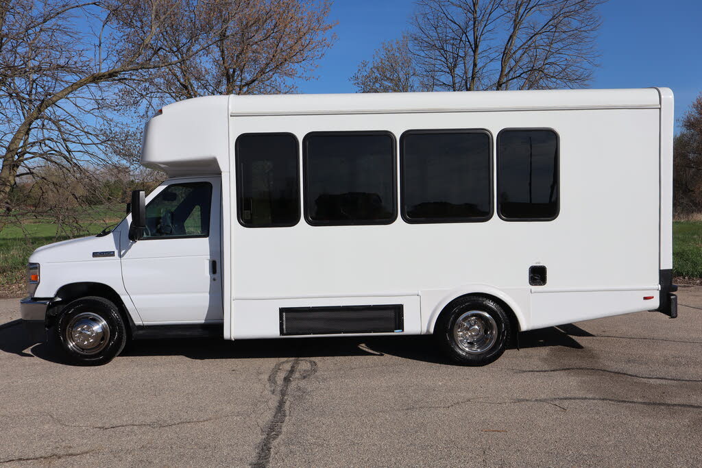 Reliable 2023 Ford E-450 Super Duty Shuttle Bus with V8 Power