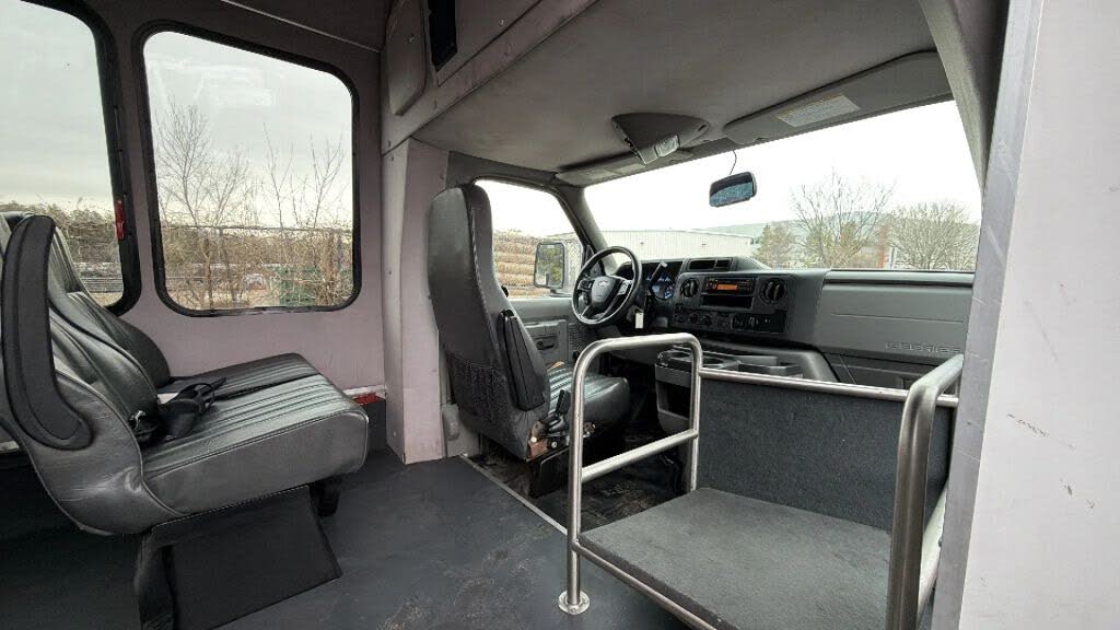 2022 Ford E-Series Chassis E-350 SD Cutaway RWD