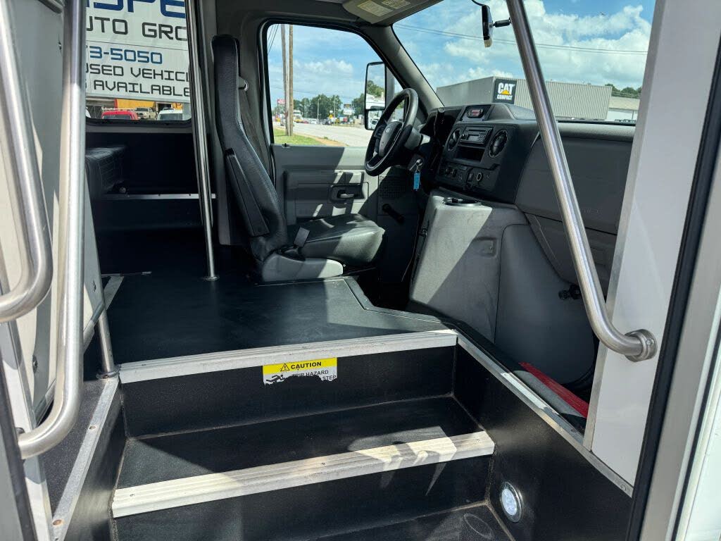 2021 Ford E-350 SD Shuttle Bus – Reliable Fleet Vehicle