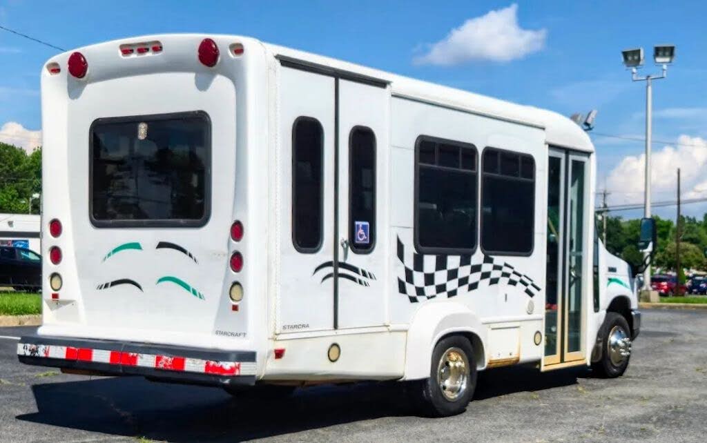 2015 Ford E-350 Super Duty Cutaway RWD