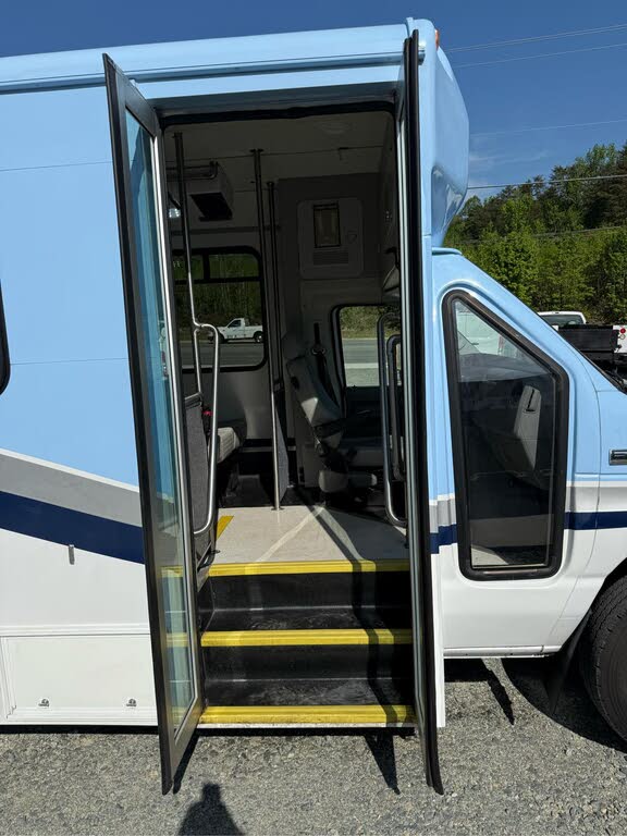 2017 Ford E-350 Chassis Shuttle Bus – Powerful V10 Performance