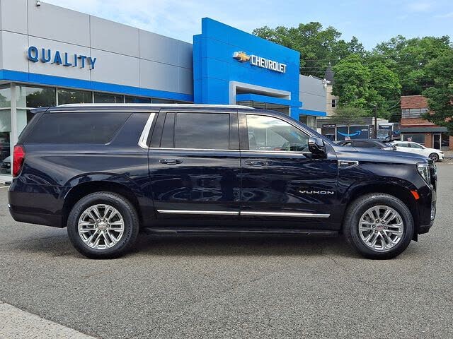 Spacious 2023 GMC Yukon XL SLT 4WD SUV