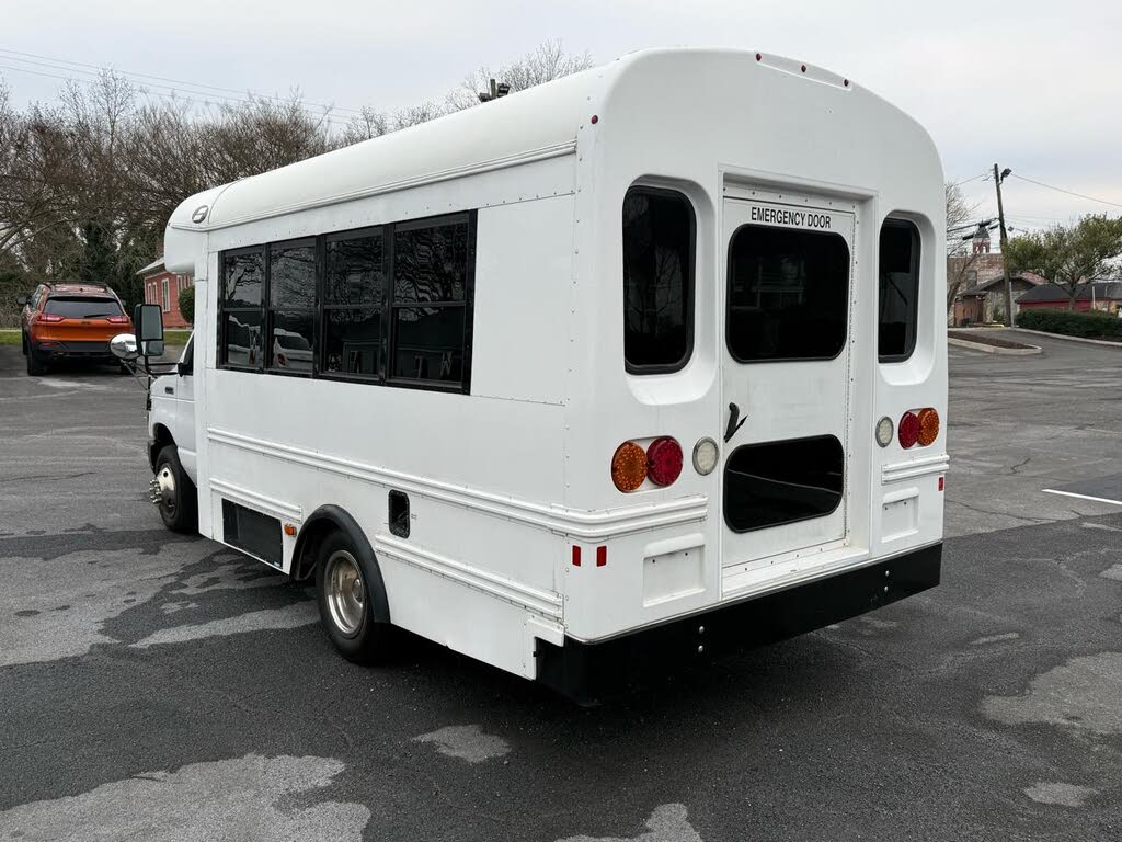2017 Ford E-Series Chassis E-350 Super Duty 138 DRW Cutaway RWD