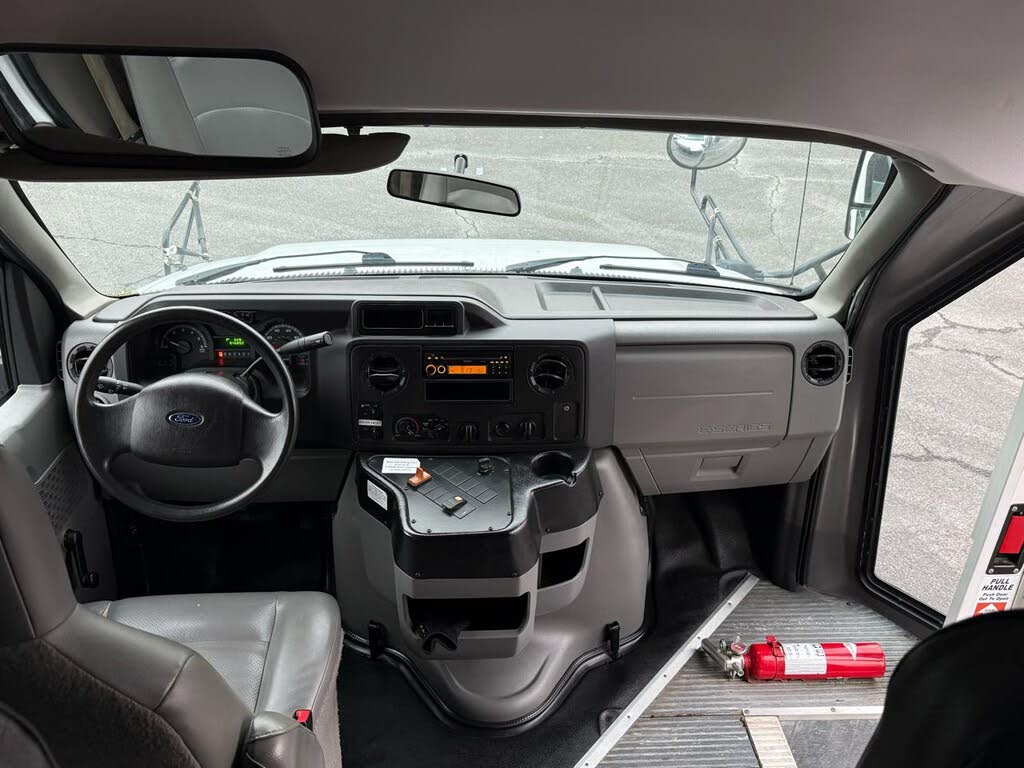 2017 Ford E-Series Chassis E-350 Super Duty 138 DRW Cutaway RWD