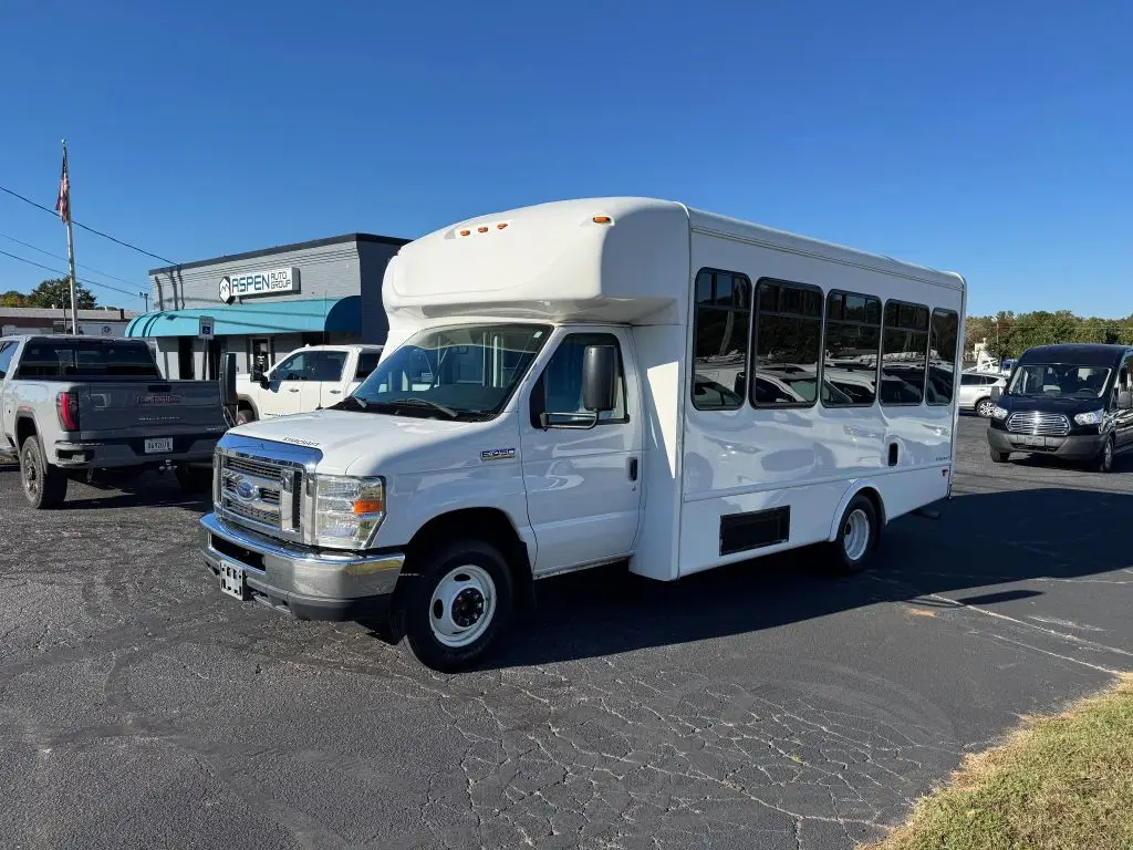 2017 Ford E450 Passenger Shuttle Bus – Reliable & Spacious