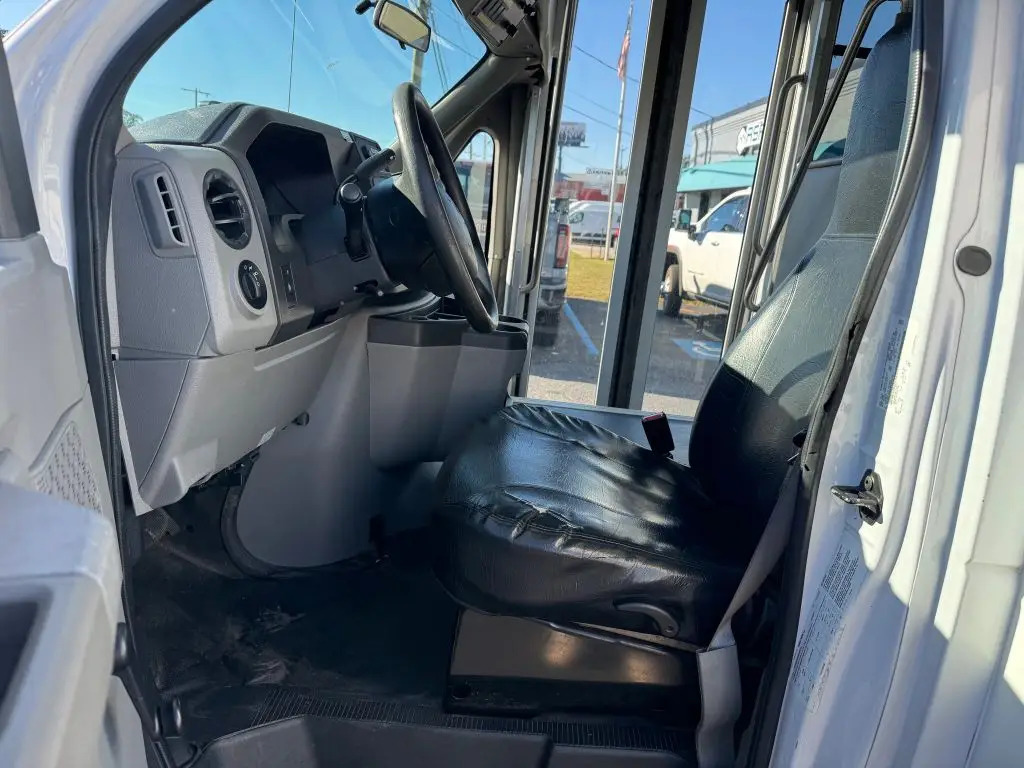 2017 Ford E450 Passenger Shuttle Bus – Reliable & Spacious