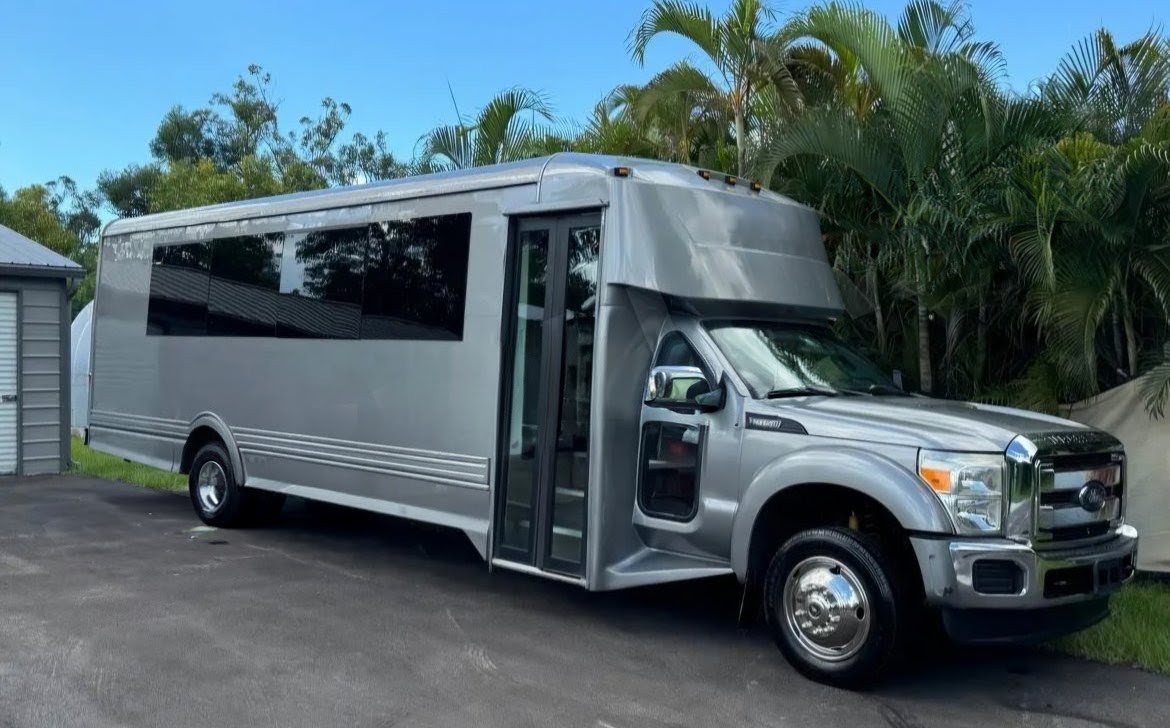 2015 Ford F-550 Limo Bus