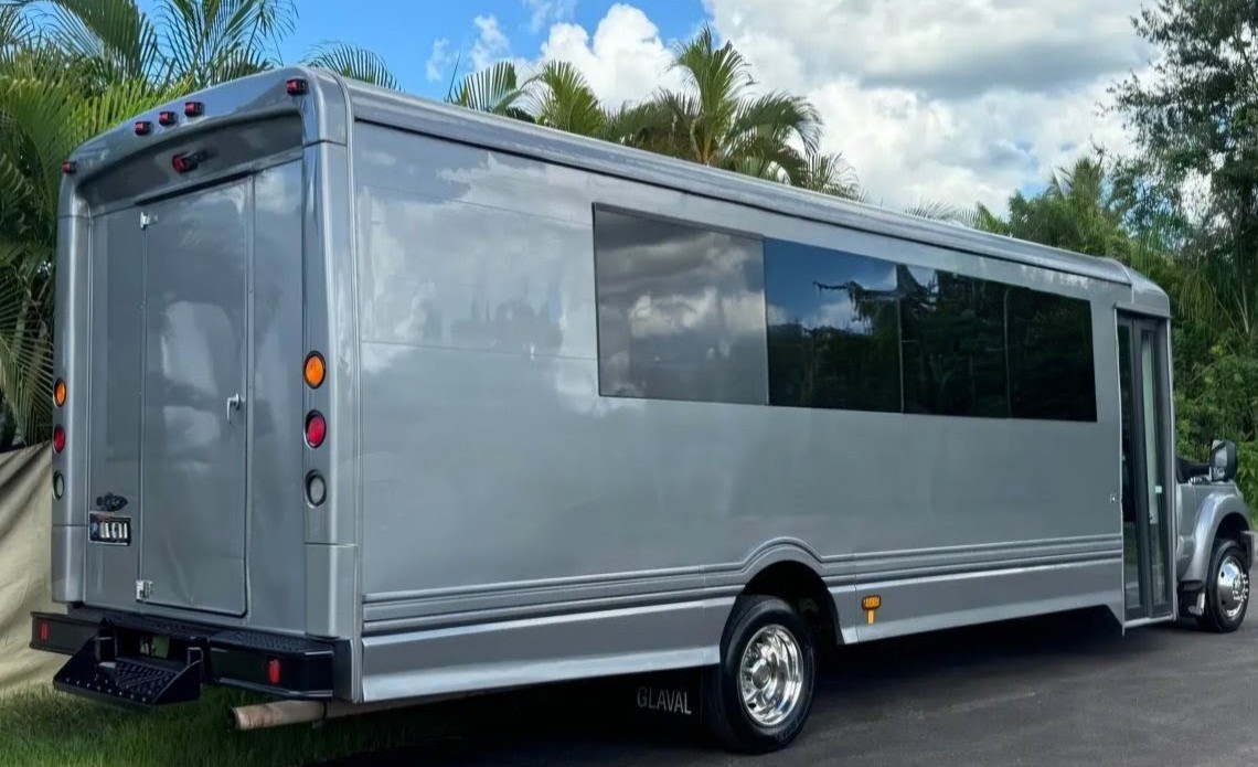2015 Ford F-550 Limo Bus