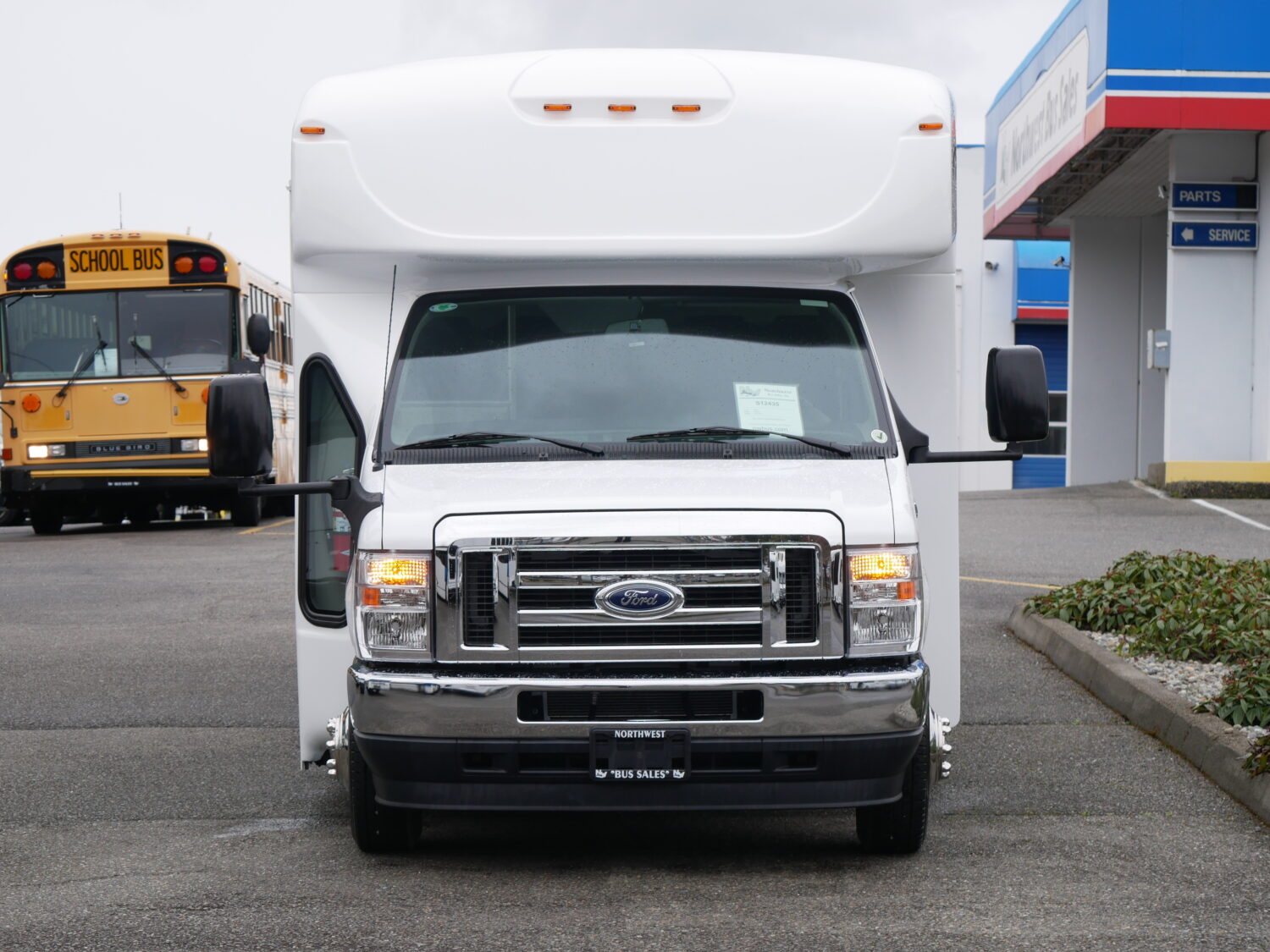 Premium 2026 24-Passenger Ford Starcraft MVP Shuttle Bus