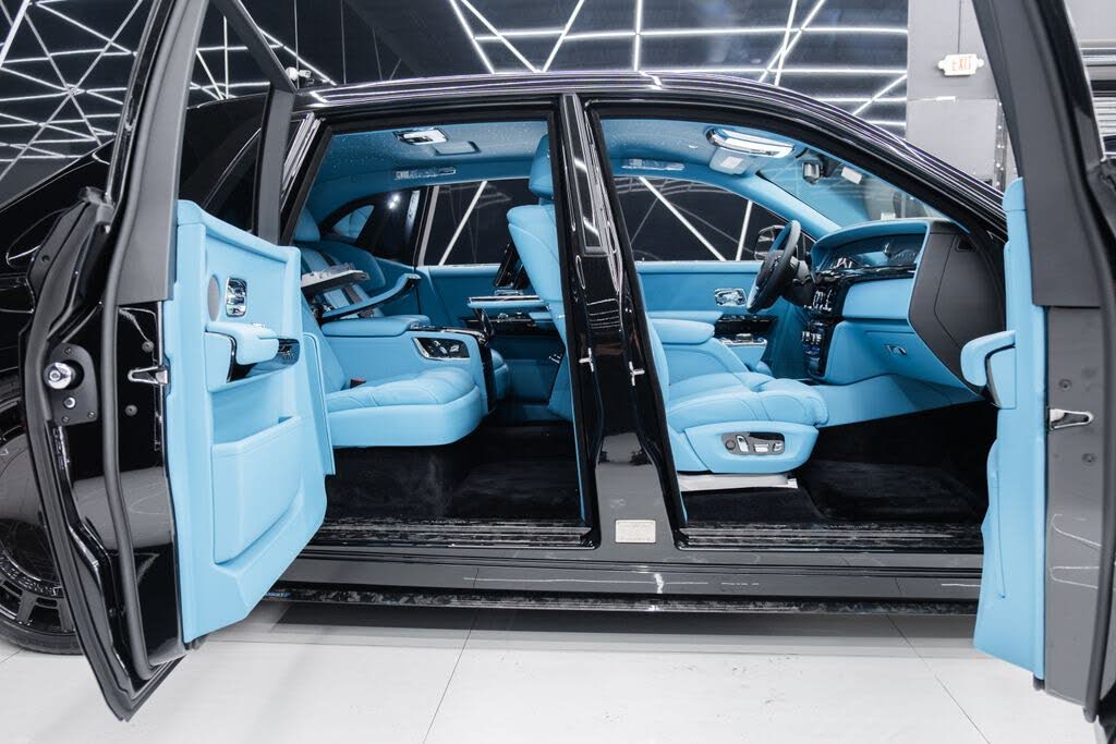 2025 Rolls-Royce Phantom RWD – Ultra-Luxury Sedan