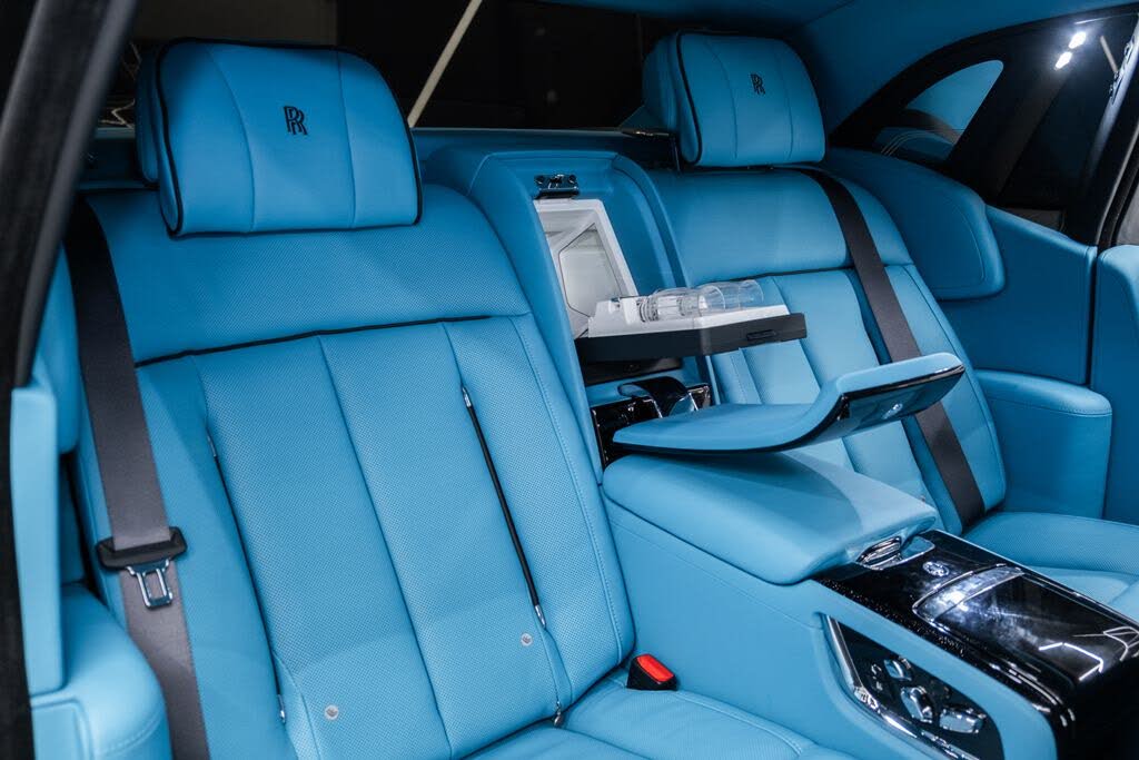 2025 Rolls-Royce Phantom RWD – Ultra-Luxury Sedan