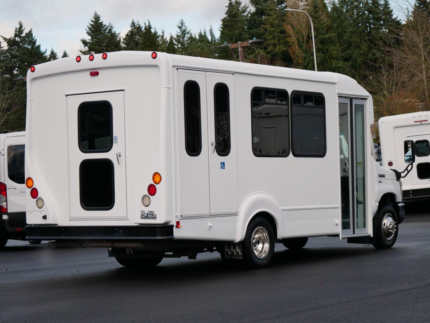 Reliable 2015 Ford E350 Goshen ADA Shuttle Bus