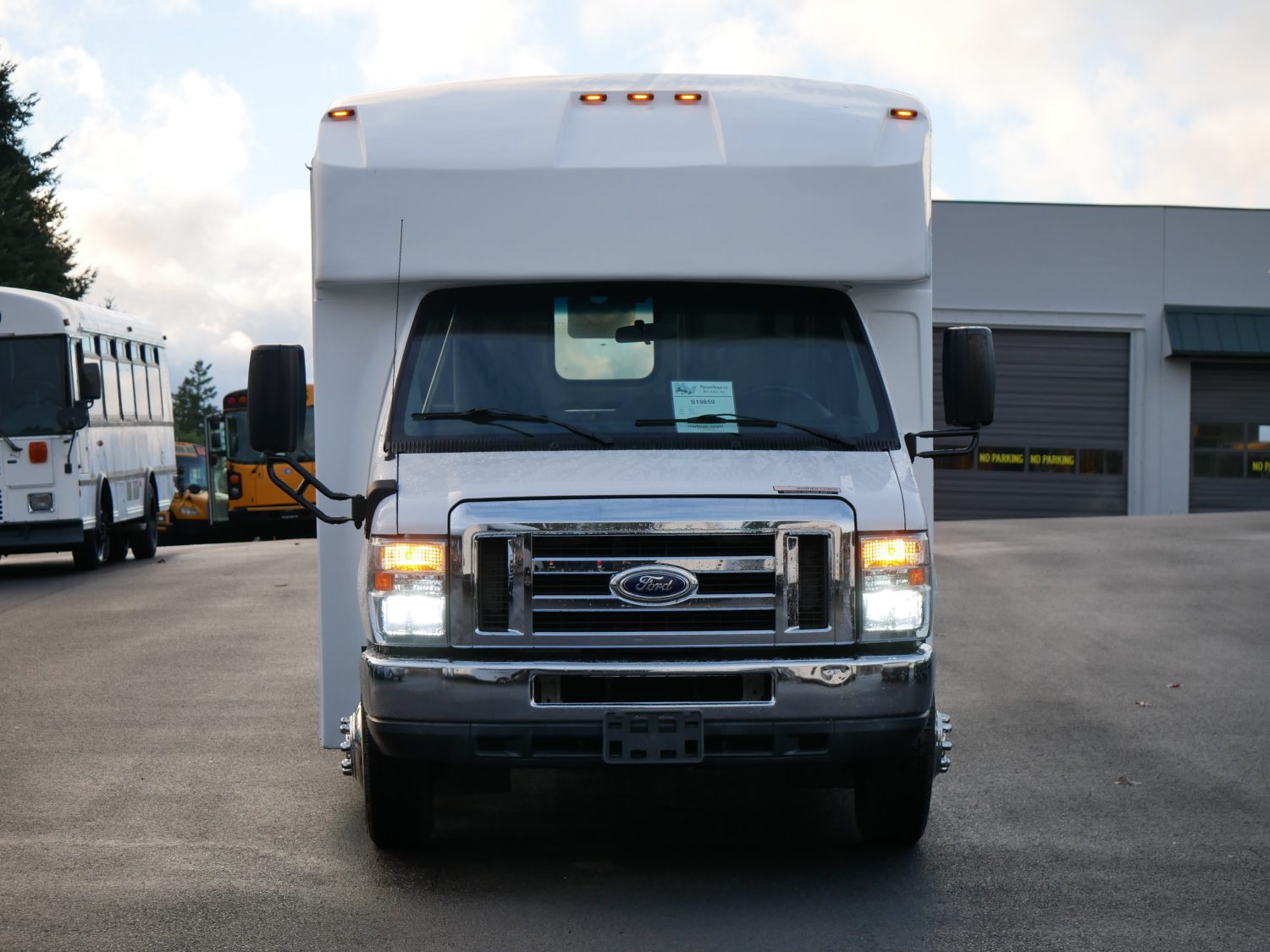 Reliable 2015 Ford E350 Goshen ADA Shuttle Bus