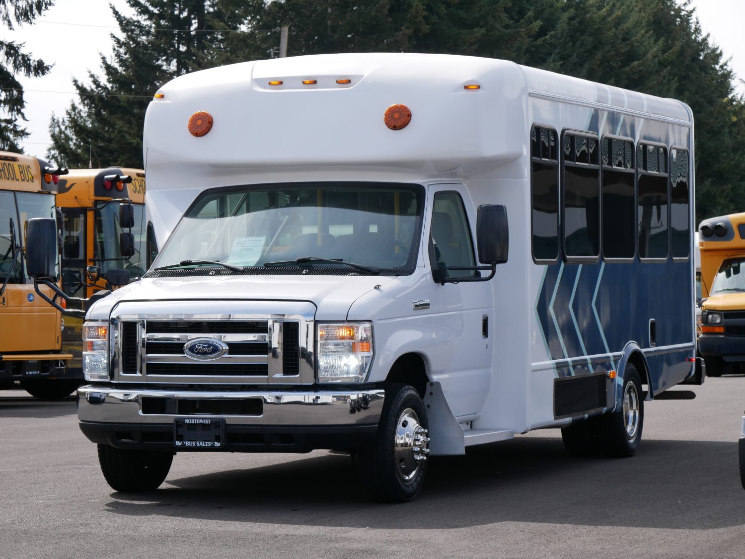 Reliable 2017 Ford Startrans E450 14 Passenger ADA Shuttle Bus