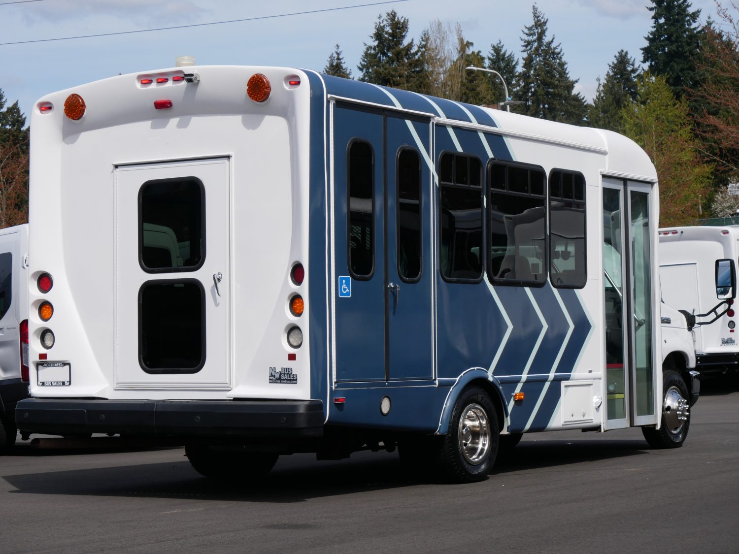 Reliable 2017 Ford Startrans E450 14 Passenger ADA Shuttle Bus