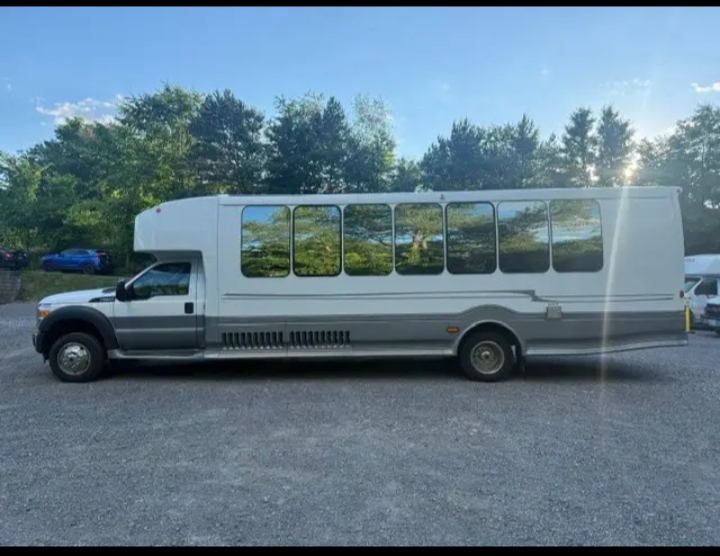 2013 Ford F-550 Shuttle Bus