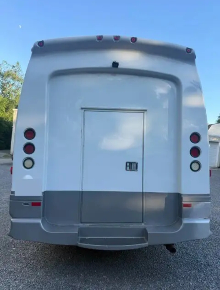 2013 Ford F-550 Shuttle Bus