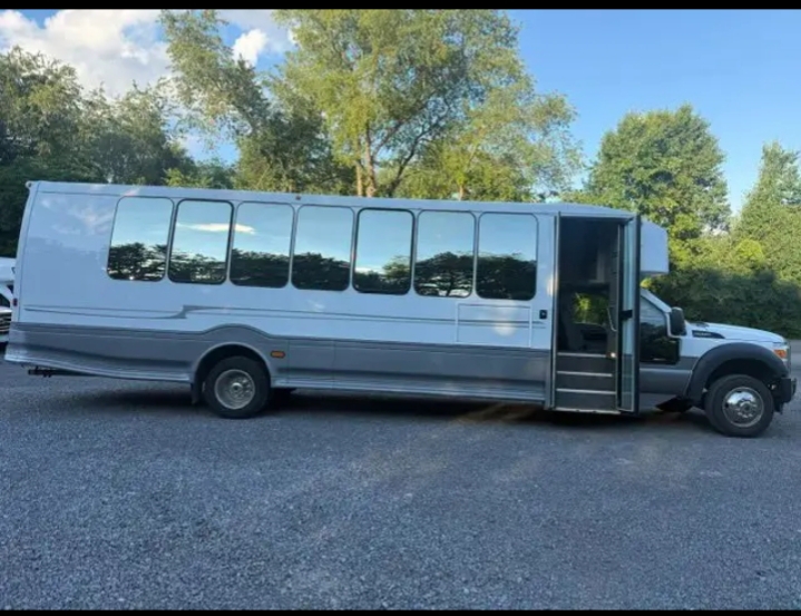 2013 Ford F-550 Shuttle Bus