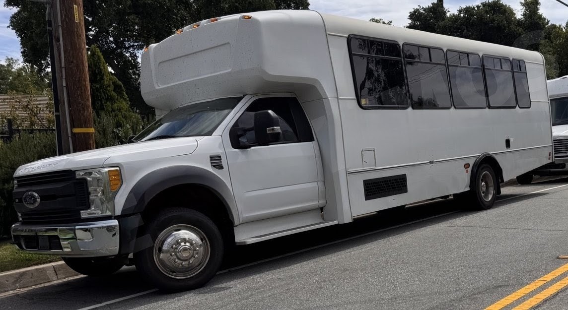 Reliable 30-Passenger 2018 Starcraft Ford F550 Bus