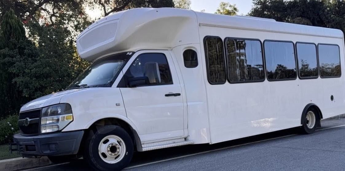 Spacious 2020 Chevrolet E455 Gasoline Limo Bus