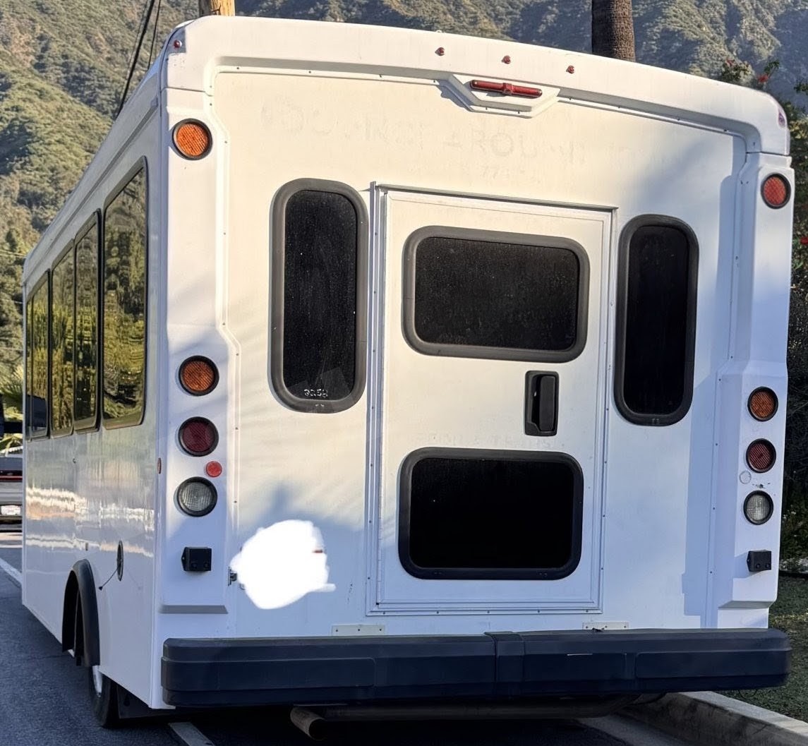Spacious 2020 Chevrolet E455 Gasoline Limo Bus