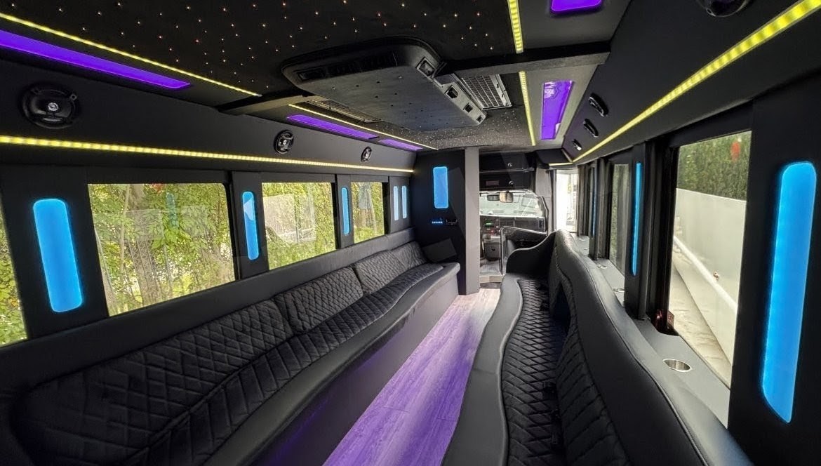 Spacious 2020 Chevrolet E455 Gasoline Limo Bus
