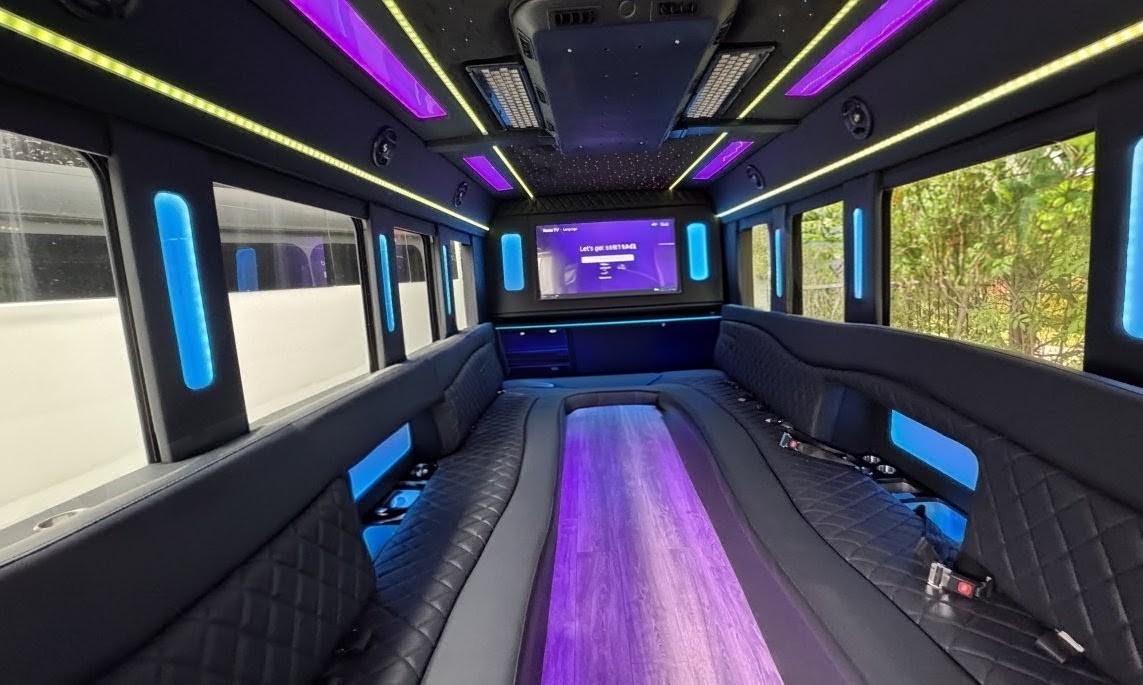 Spacious 2020 Chevrolet E455 Gasoline Limo Bus