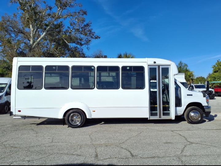 2022 Ford E-450 Shuttle Bus