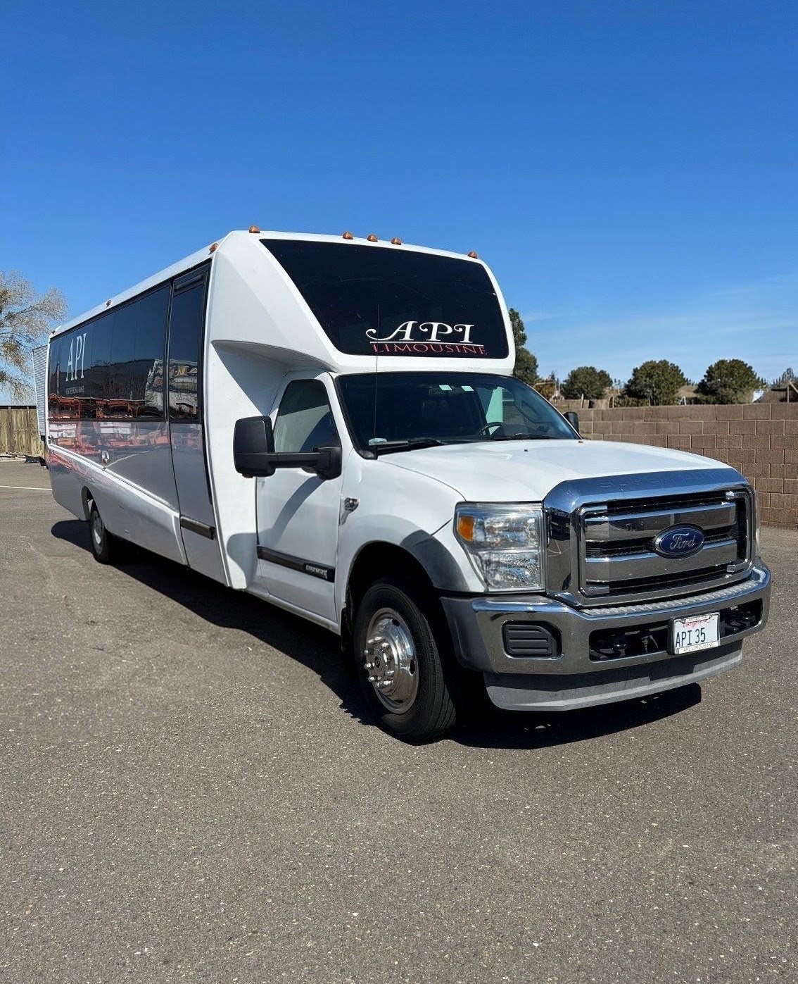 Reliable 2013 Ford F-550 Diesel Shuttle Bus – 27 Passenger