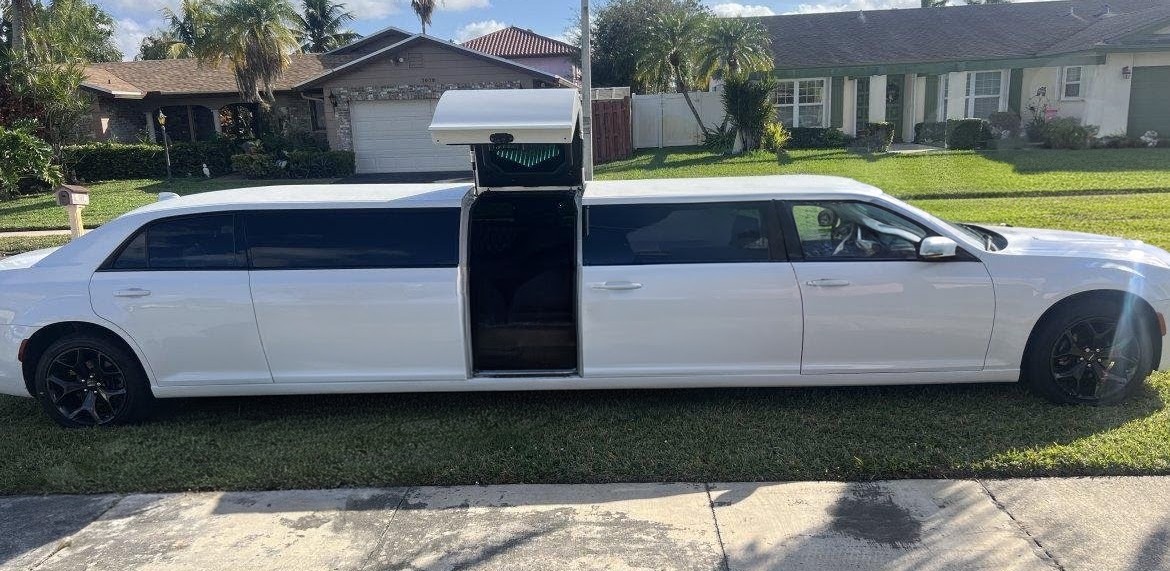 2022 Chrysler 300 Limousine