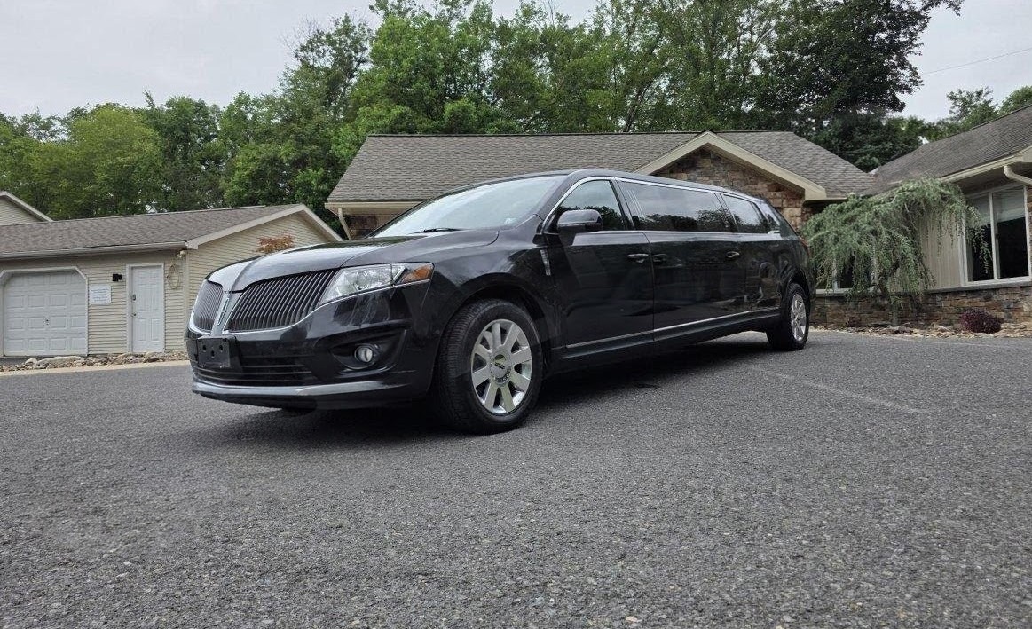 2014 Lincoln MKT Executive Coach Builders 72-Inch Presidential Limousine