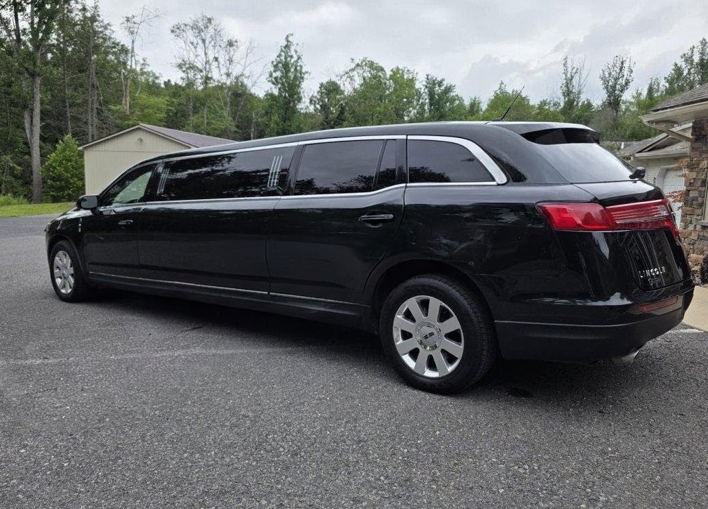 2014 Lincoln MKT Executive Coach Builders 72-Inch Presidential Limousine