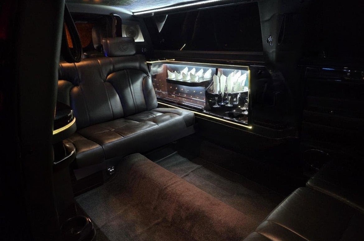 2014 Lincoln MKT Executive Coach Builders 72-Inch Presidential Limousine