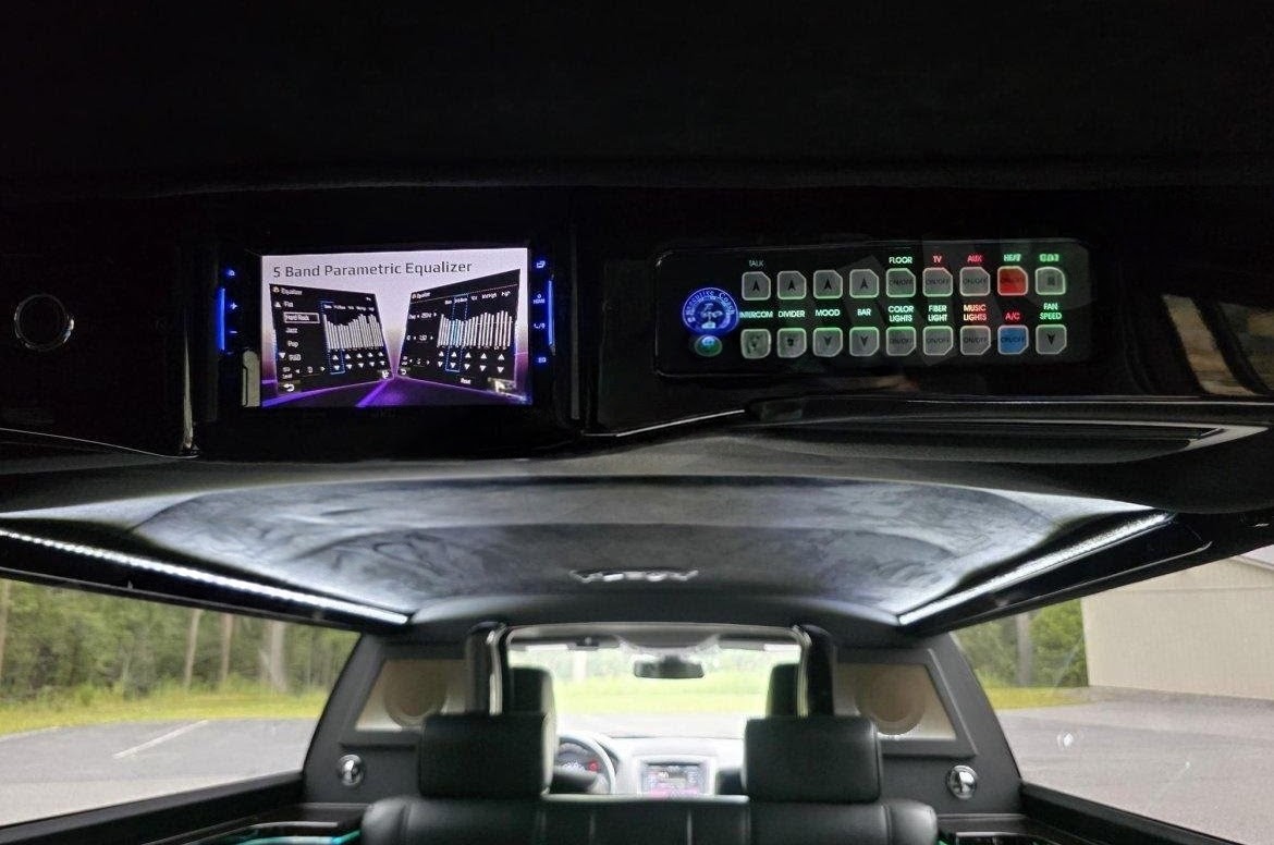 2014 Lincoln MKT Executive Coach Builders 72-Inch Presidential Limousine