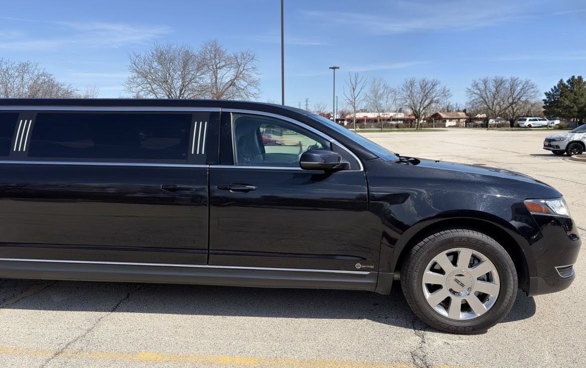 Luxury 2019 Lincoln MKT 4-Door AWD Limo