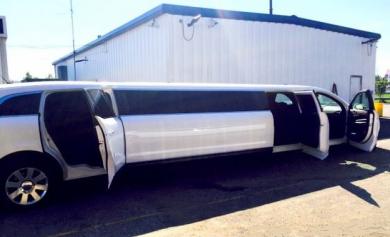 Luxury 2014 Lincoln MKT 14-Passenger Limousine