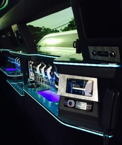 Luxury 2014 Lincoln MKT 14-Passenger Limousine