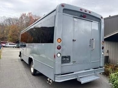 2013 Ford F-550 Glaval Executive Shuttle Bus – 32 Passenger Coach