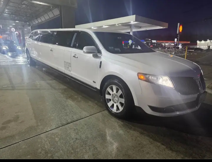 2016 Lincoln MKT Limousine