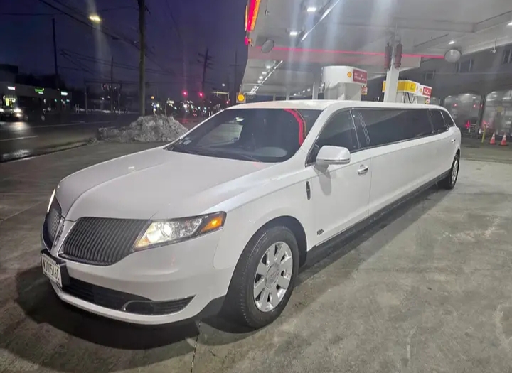 2016 Lincoln MKT Limousine