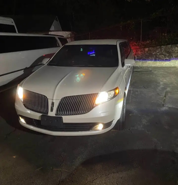 2016 Lincoln MKT Limousine